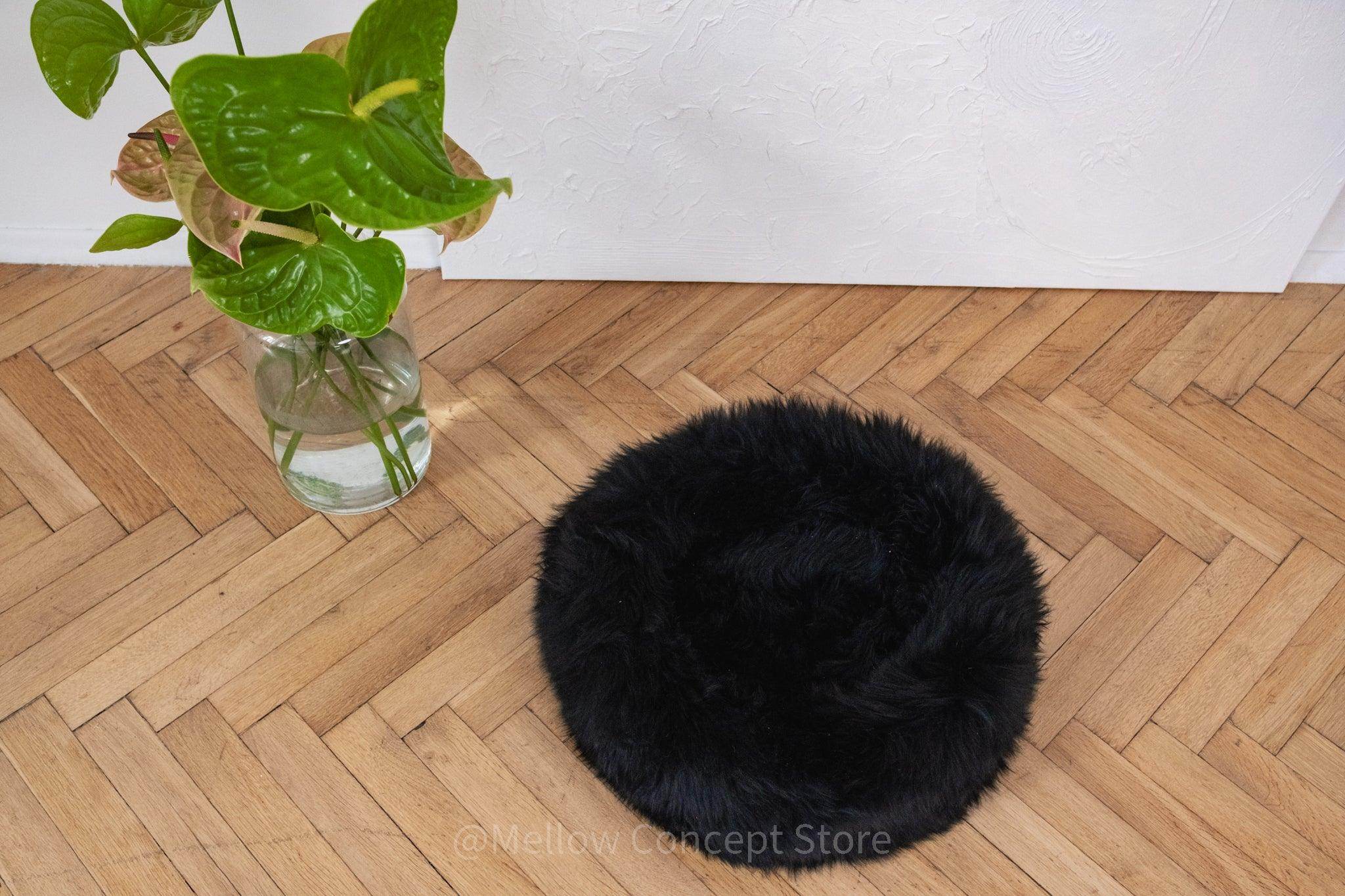 Round Natural Sheepskin Pet Bed - Black - Nai Pet Store